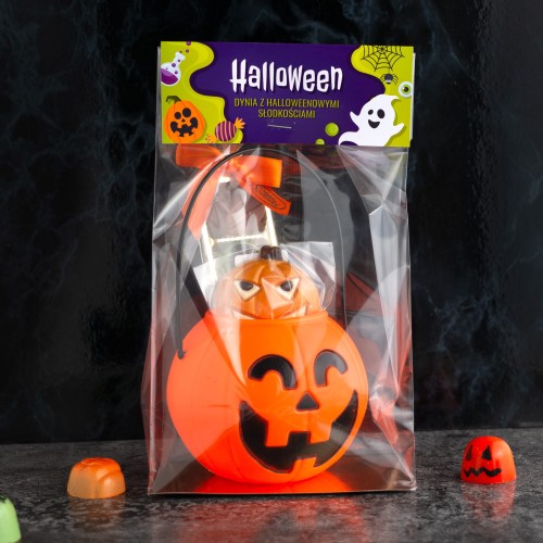 Dynia z halloweenowymi słodkościami