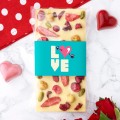 Czekolada z okazji Walentynek z napisem LOVE – niebieska obwoluta, biała