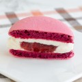 Duży makaronik z malinami – wnętrze