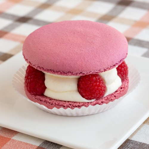 Duży makaronik z malinami