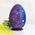 Duże ozdobione jajko z czekolady z owocami liofilizowanymi Galaxy
