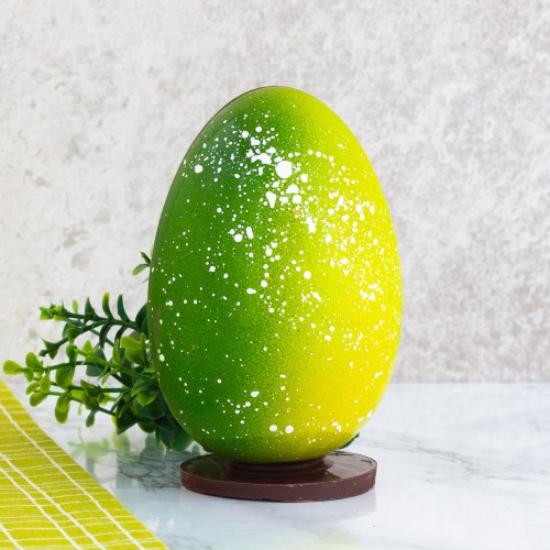 Średnie ozdobione jajko z czekolady deserowej z owocami liofilizowanymi "Zielone"