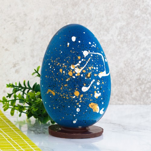 Średnie ozdobione jajko z czekolady deserowej z owocami liofilizowanymi "Niebiesko-złote"